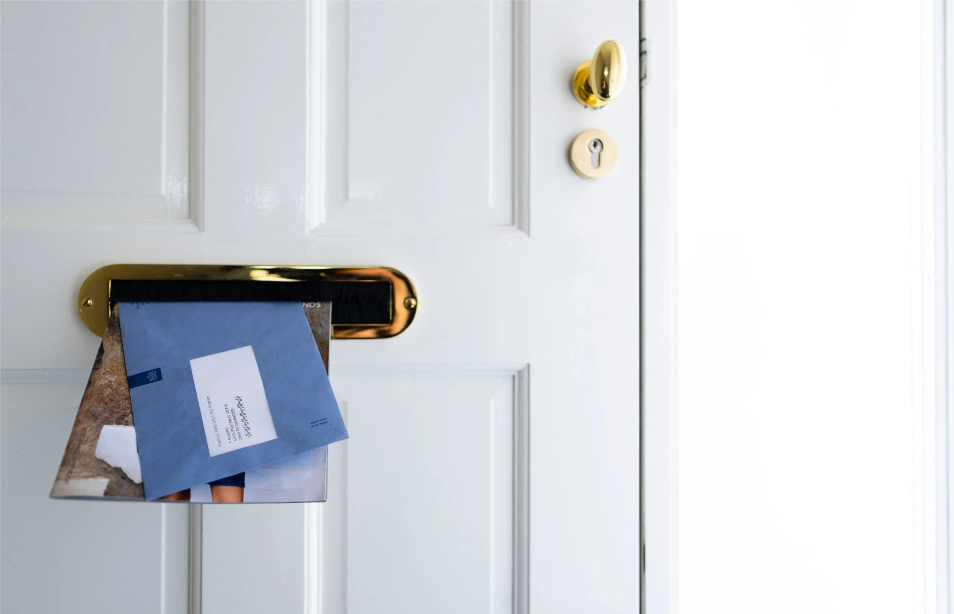 Blauwe envelop van de Belastingdienst in de brievenbus