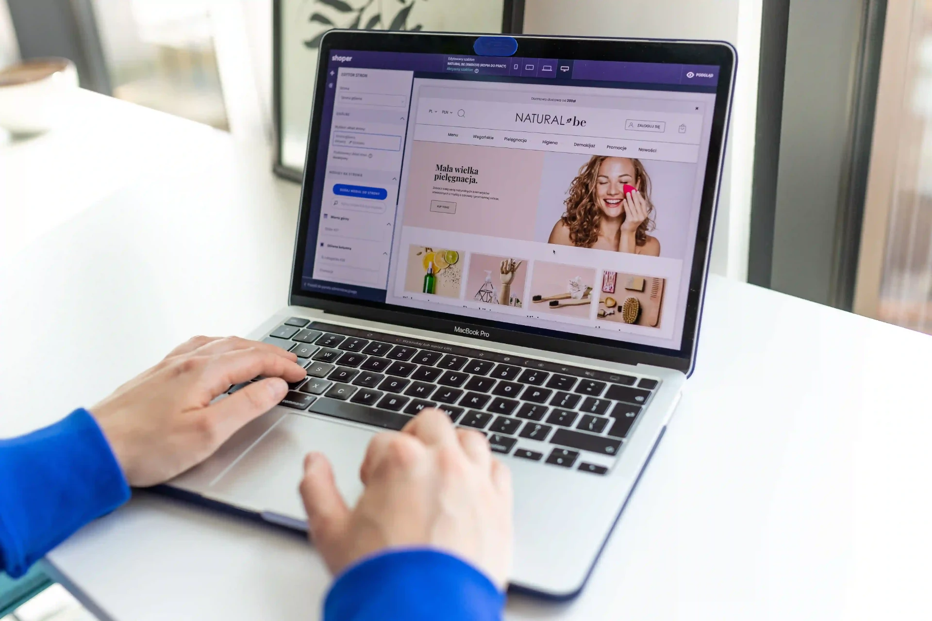 Webwinkelier bewerkt haar webshop op een laptop