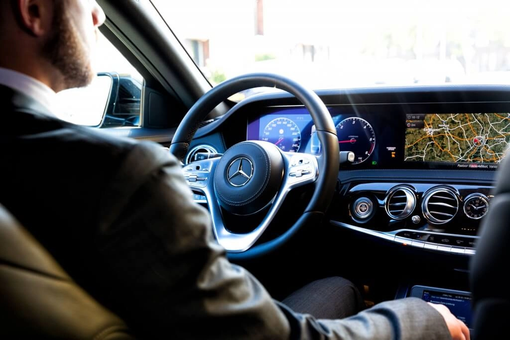 Taxichauffeur met dashboard en ritadministratie