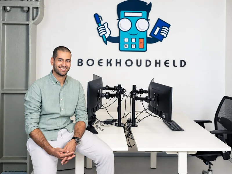 Anass Bounhilat, registeraccountant en oprichter van Boekhoudheld, op kantoor