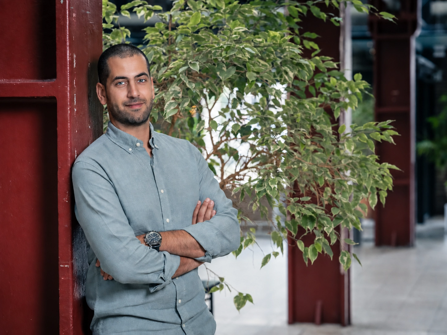Anass Bounhilat, registeraccountant en oprichter van Boekhoudheld, op kantoor in Rotterdam