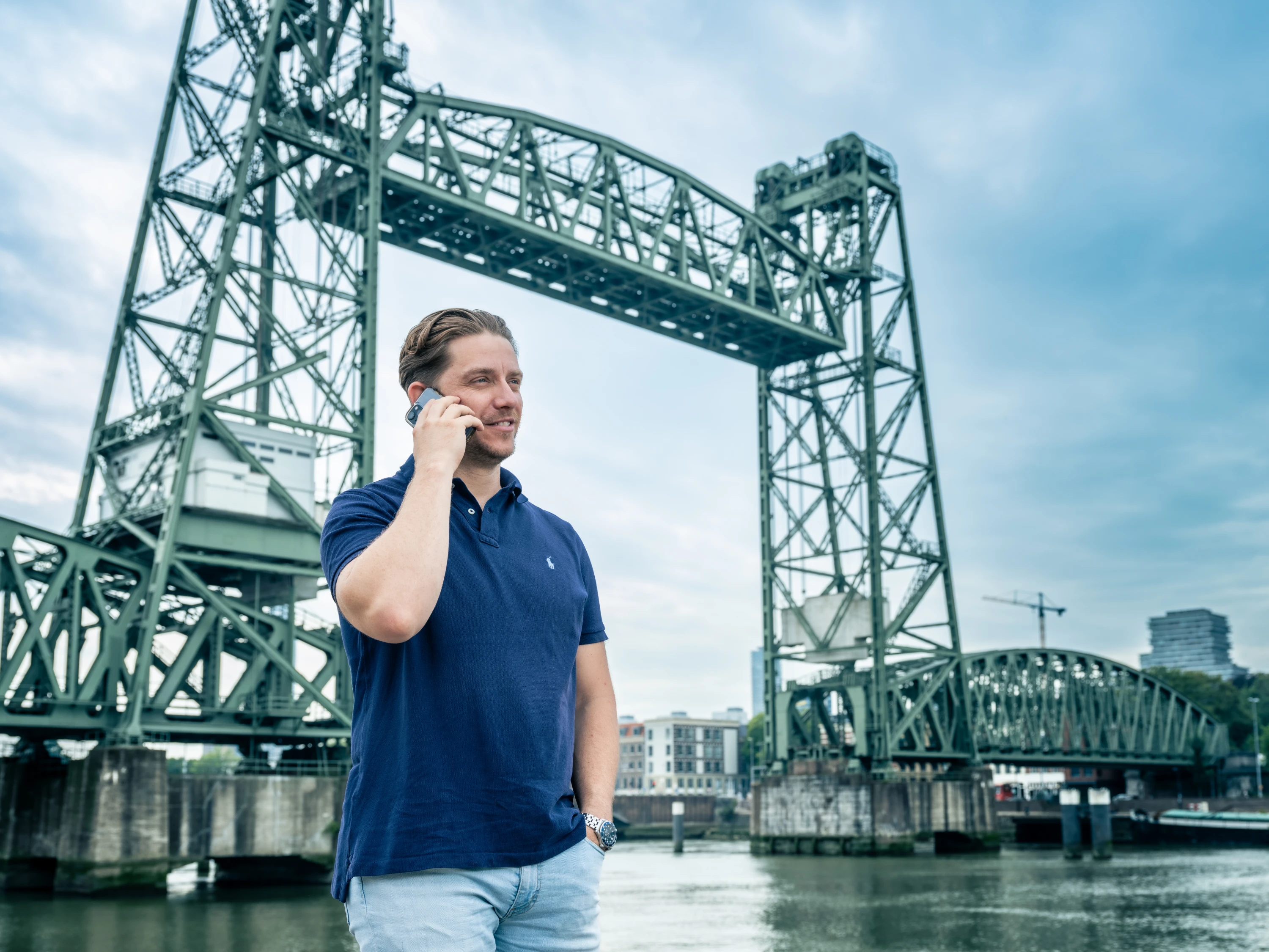 Medewerker van Boekhoudheld telefonisch in gesprek bij De Hef in Rotterdam