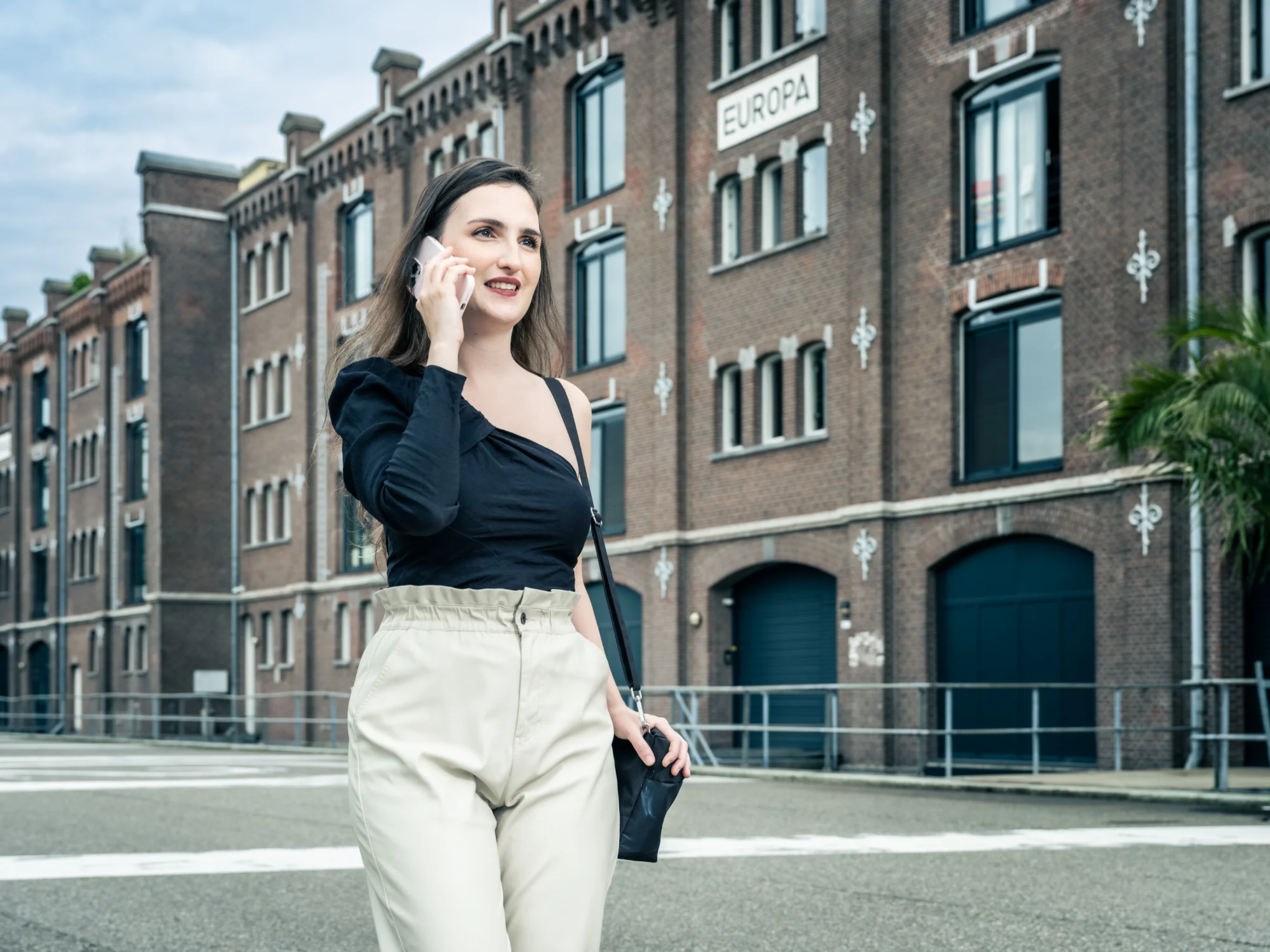 Medewerker van Boekhoudheld telefonisch in gesprek, buiten bij het kantoor in Rotterdam