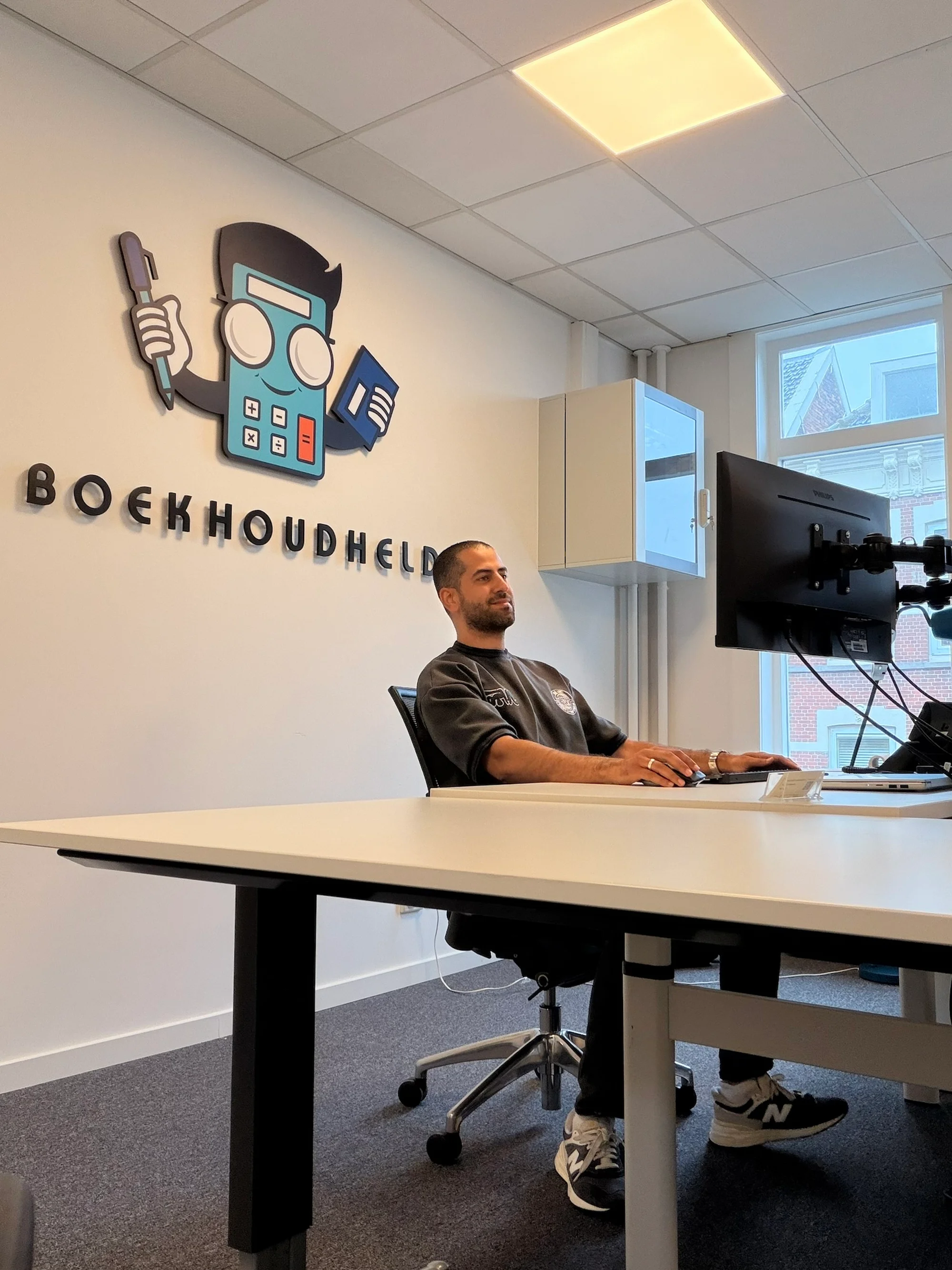 Werkplek bij Boekhoudheld op kantoor aan de Maaskade in Rotterdam