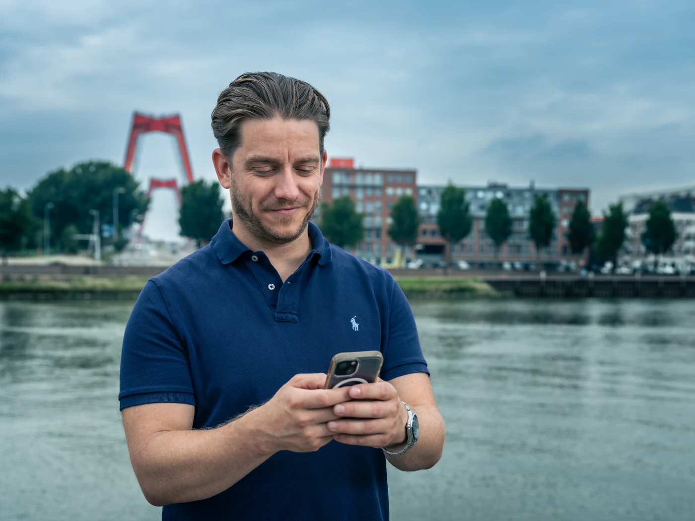 Ondernemer bekijkt zijn cijfers op de telefoon