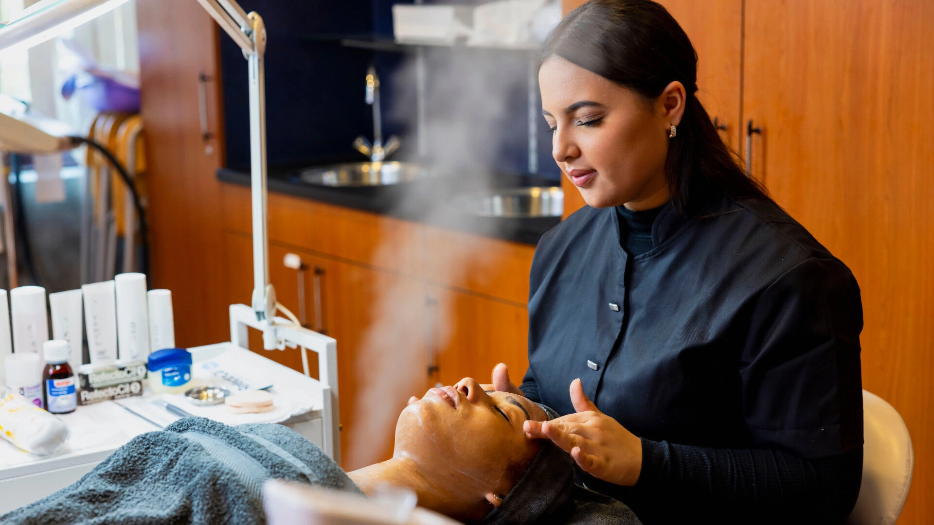 Schoonheidsspecialiste geeft een gezichtsbehandeling in een salon